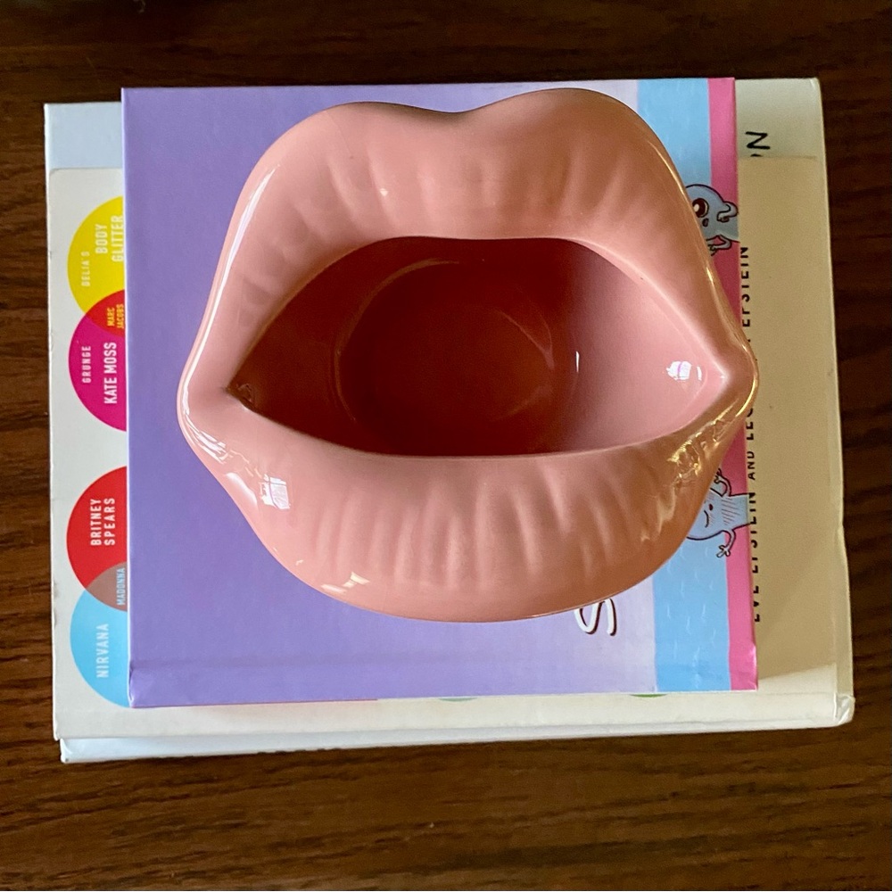 Ceramic Pink Lips Ashtray/ Trinket Dish/ Jewelry Holder/ Planter - Picture 3 of 9